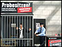 Probeliegen auf Gefängnispritsche!